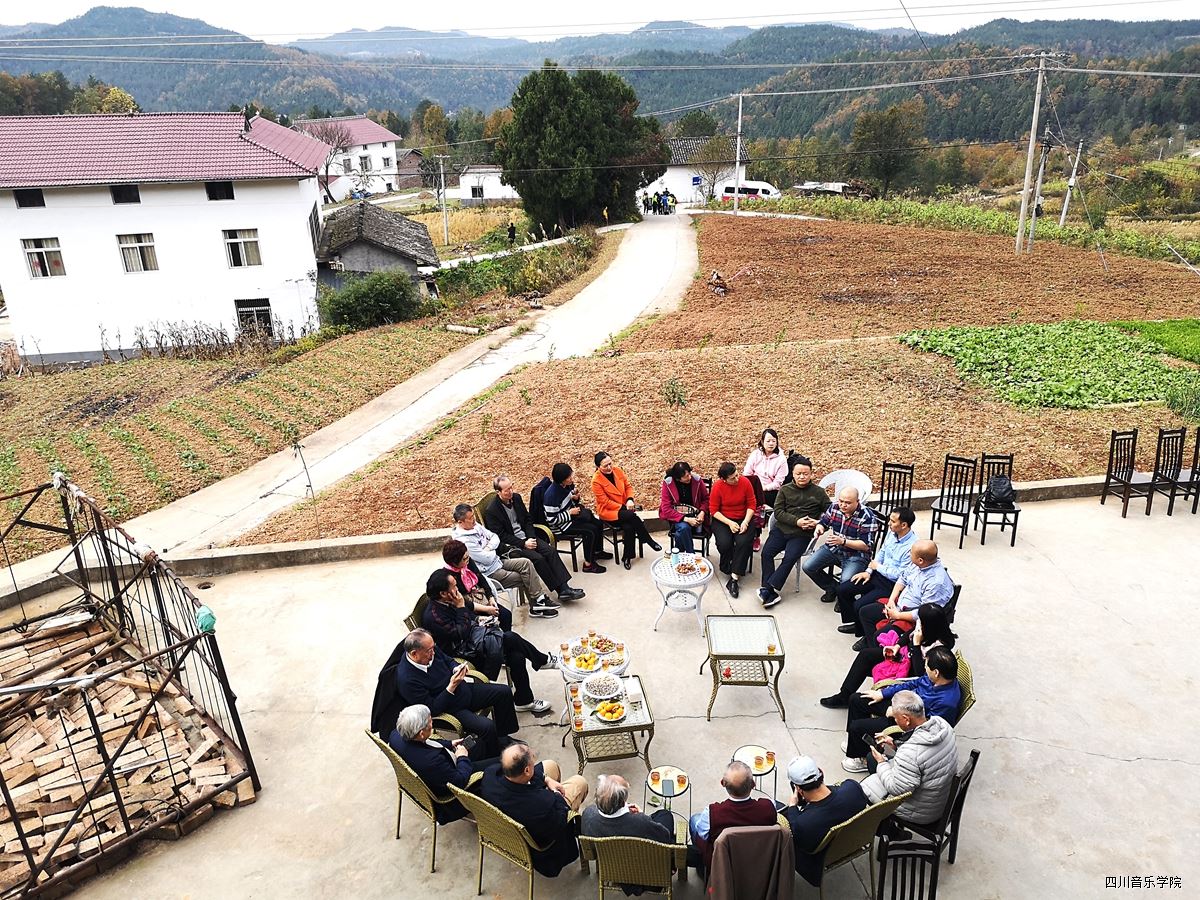 大山里的座谈会_副本.jpg 大山里的座谈会_副本.jpg
