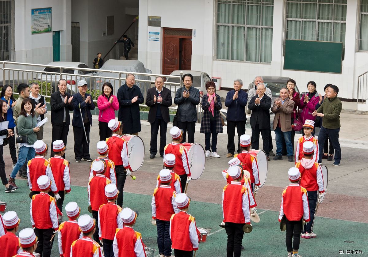 老领导们观看王家镇小学鼓号队排练_副本.jpg 老领导们观看王家镇小学鼓号队排练_副本.jpg