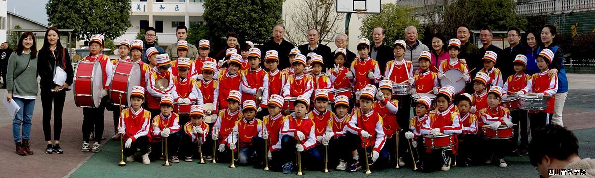 调研组与王家镇小学鼓号队学生合影_副本.jpg 调研组与王家镇小学鼓号队学生合影_副本.jpg