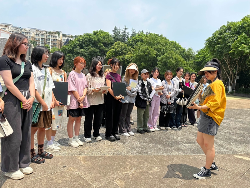 6-老师们为2022级学生讲评写生作业_副本.jpg 6-老师们为2022级学生讲评写生作业_副本.jpg